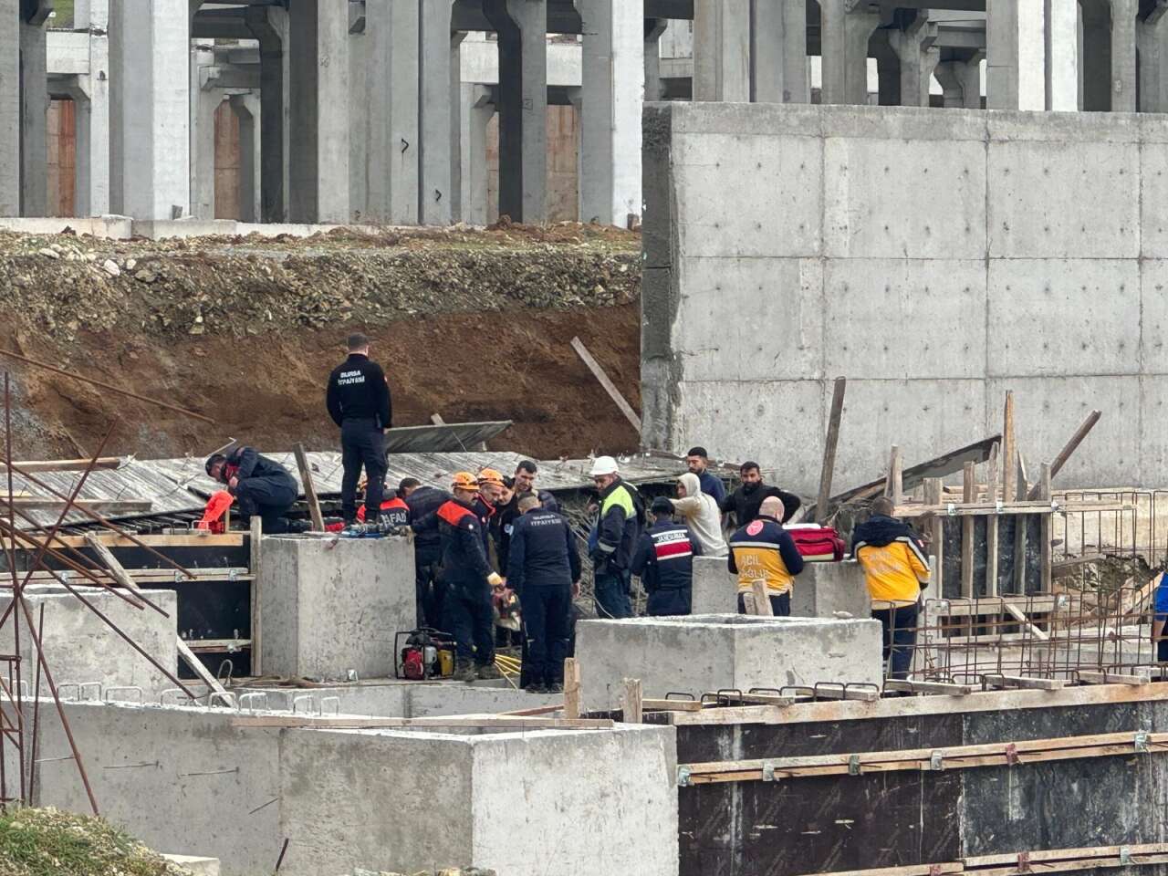 İşçiler tonlarca betonun altında kaldı! 1 ölü, 2 yaralı var 7